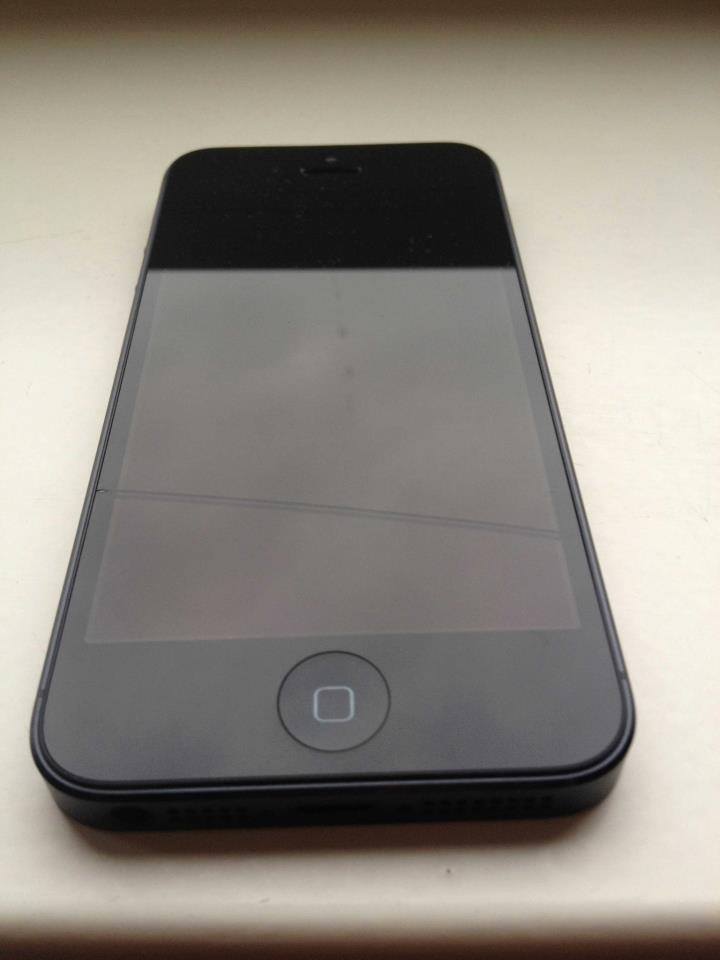 iPhone 5 mit gesprungenem Glas